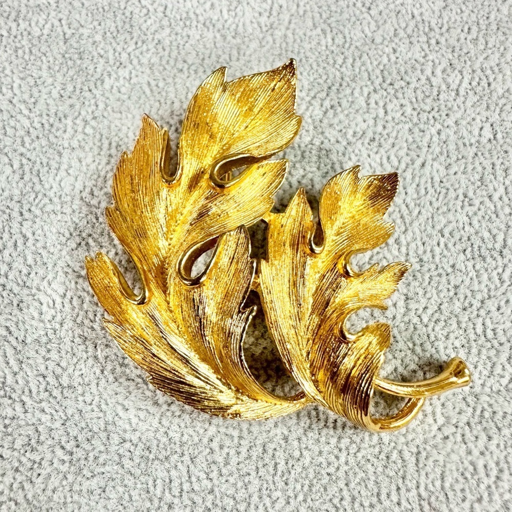 Vintage Signed M Jent Textured Gold Tone Oak Leaf Brooch